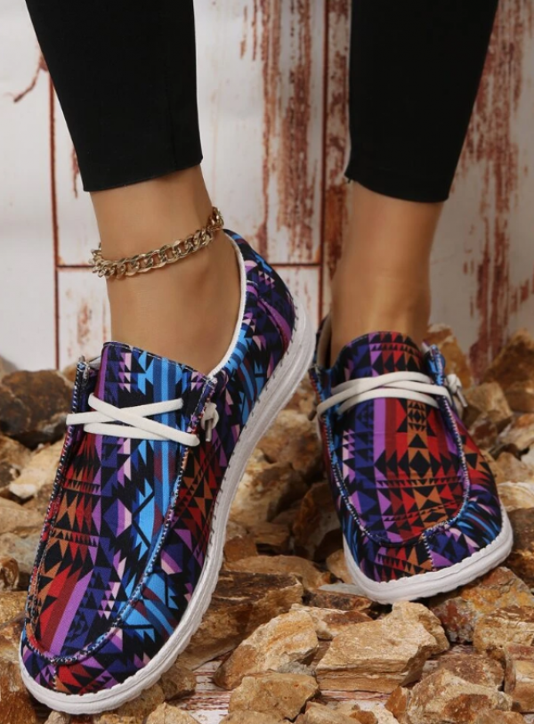 Sneaker dengan Desain Geometris